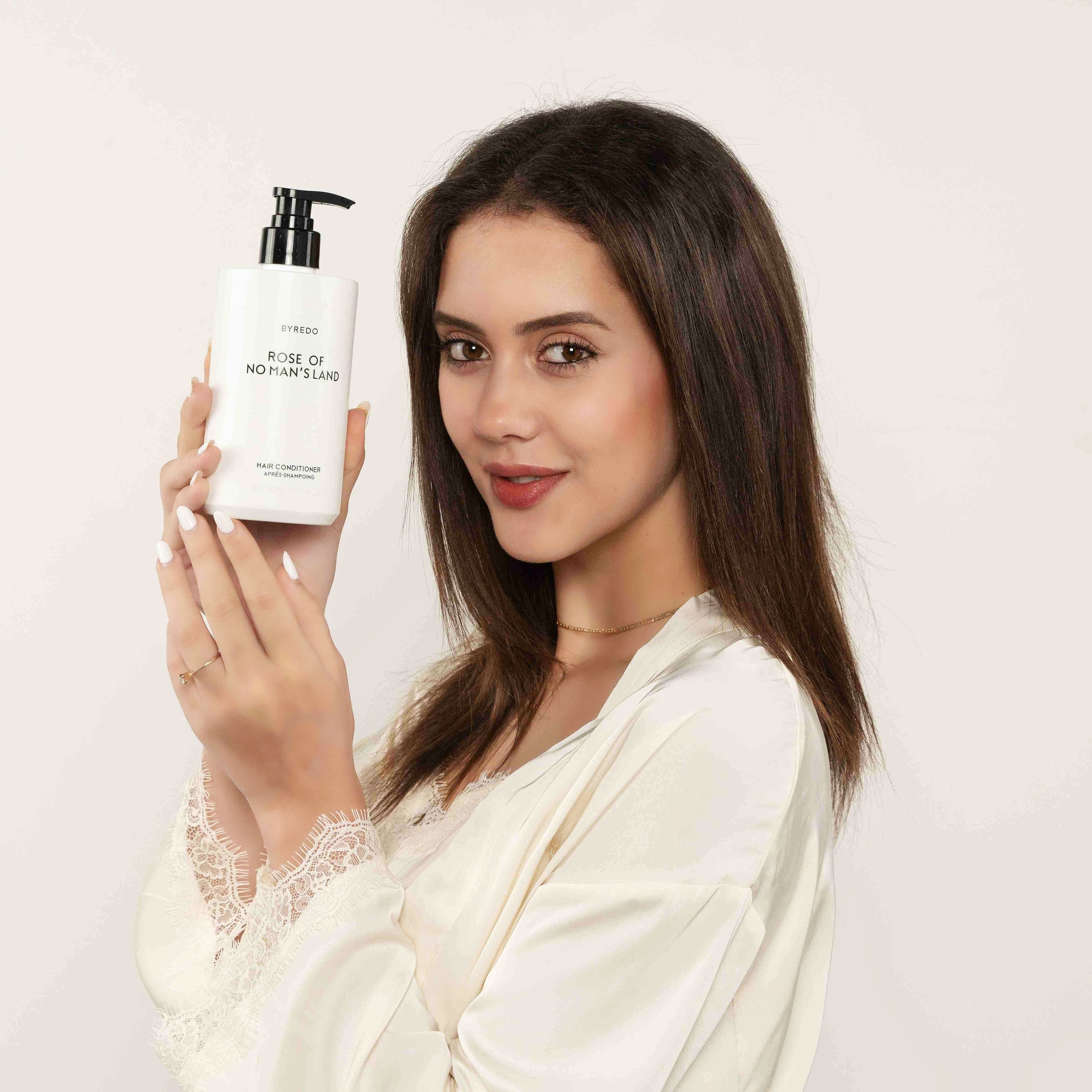 girl hand take byredo hand wash toiletries