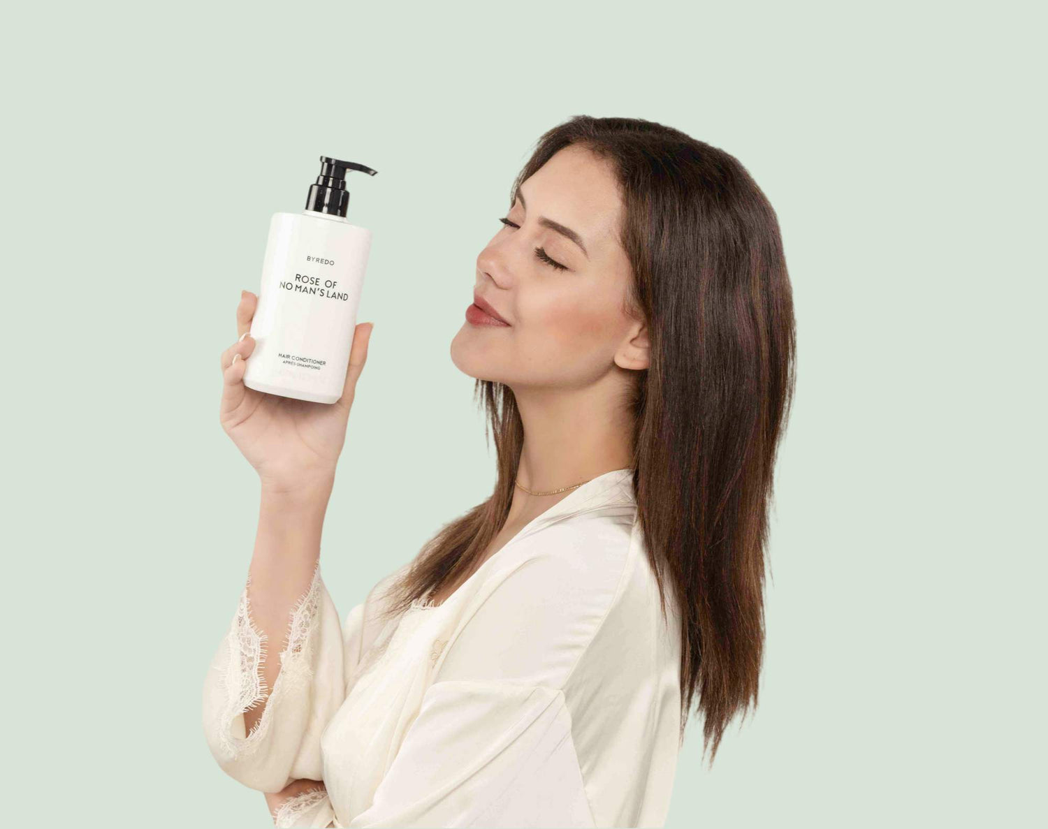 girl take byedo body wash and smail