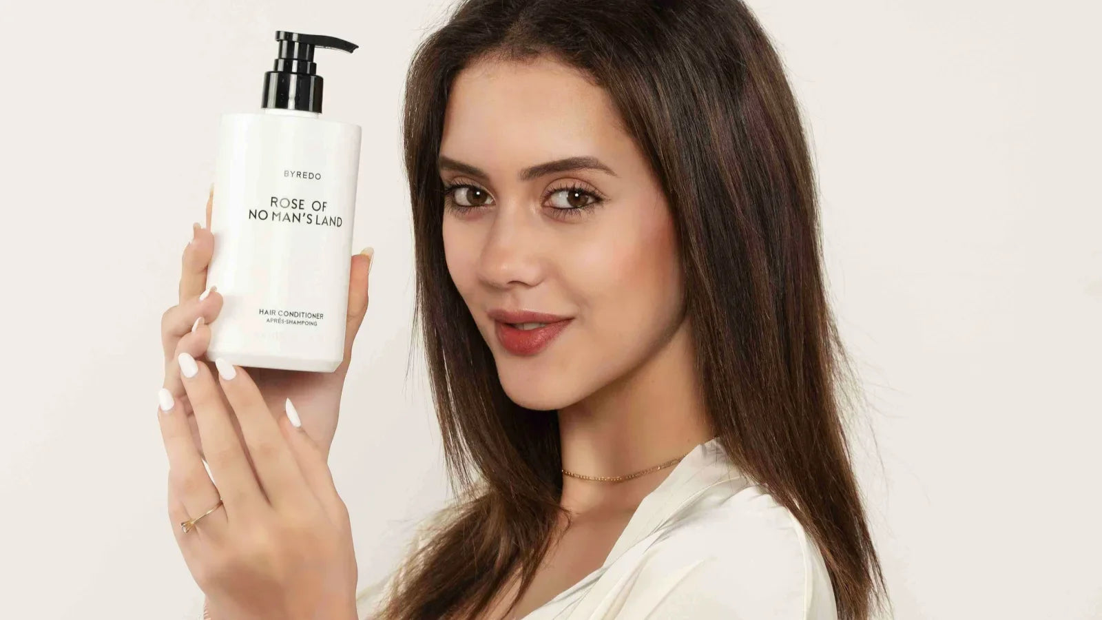 girl hand take byredo hand wash toiletries